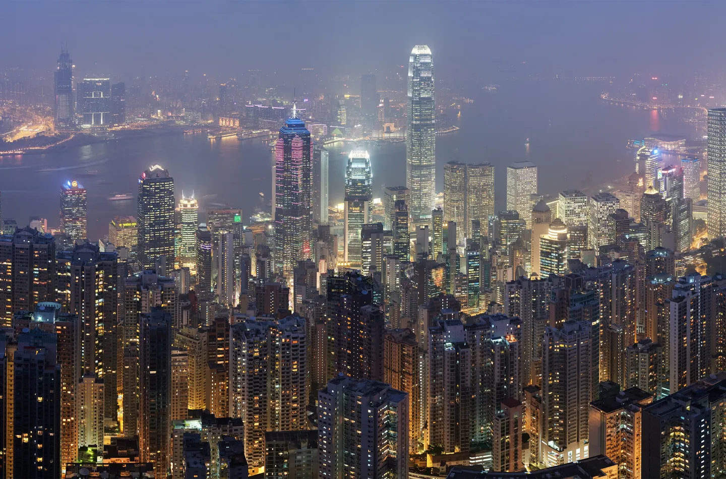 维多利亚港夜间天际线与水面灯光