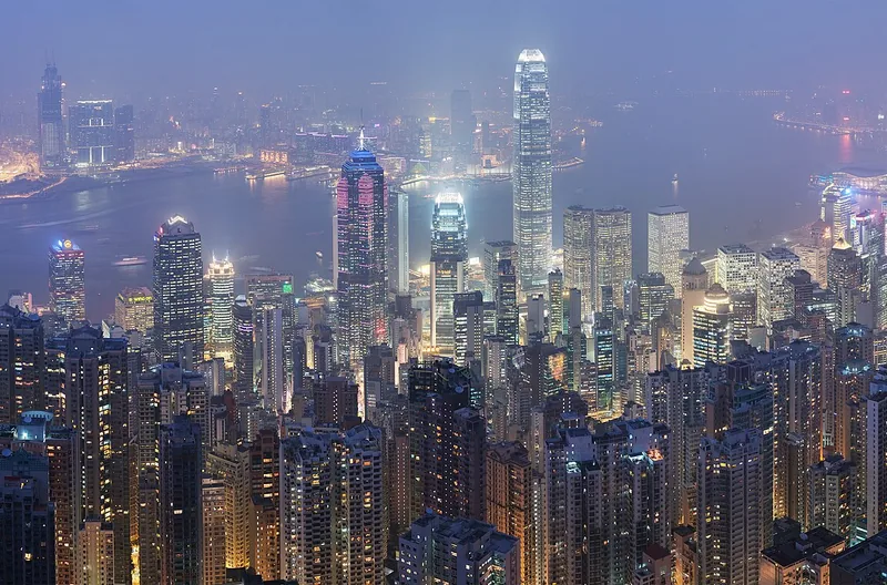 维多利亚港夜间两岸高楼与灯光倒影