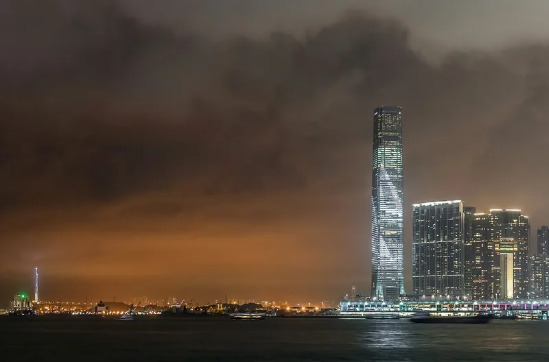 从九龙望向香港岛的夜间摩天楼天际线